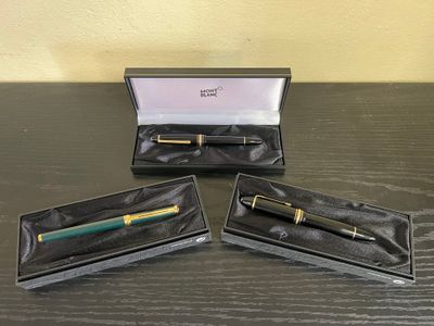 deux stylos dans une boîte posée sur une table, dans laquelle se trouve un stylo