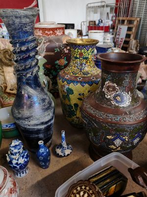 de nombreux vases posés sur une table