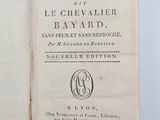 un livre ouvert avec une image en noir et blanc