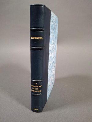 un livre posé sur une table