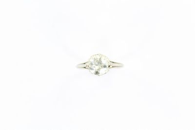 une bague en or blanc sertie d'un diamant en forme de poire au centre
