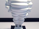 une petite statue représentant un homme avec un grand sourire sur le visage
