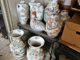 de nombreux vases posés sur une étagère dans une pièce