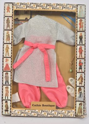 poupée dans une boîte avec des vêtements et des accessoires pour une petite fille