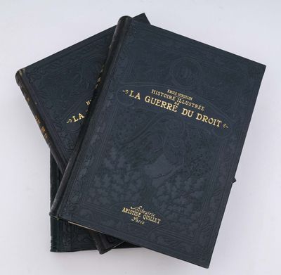 deux livres noirs posés l'un sur l'autre sur une surface blanche