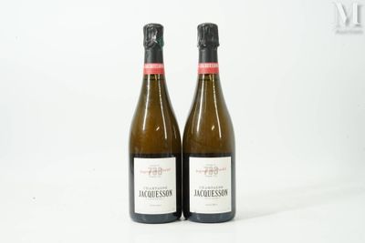 deux bouteilles de vin posées l'une à côté de l'autre sur une surface blanche