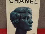 un livre sur lequel figure l'image d'une tête de femme