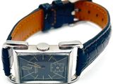 une montre avec un cadran bleu et un bracelet en cuir bleu