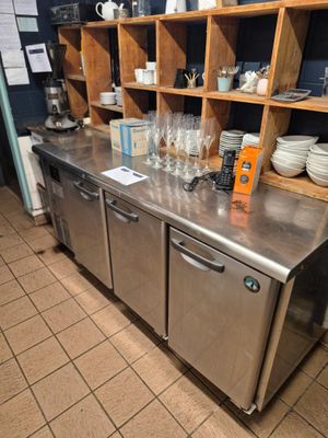 SUR DÉSIGNATION Tour réfrigéré en inox à trois portes, froid…