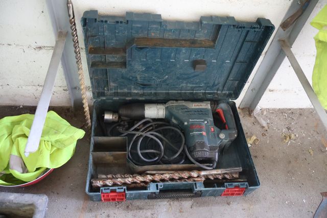 Perforateur Bosch filaire, caisse à outils, clés, pelle et râteau