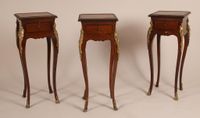 Suite de quatre tables d'appoint de forme galbée toutes face… (photo 2)