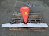 une machine rouge posée sur une palette en bois