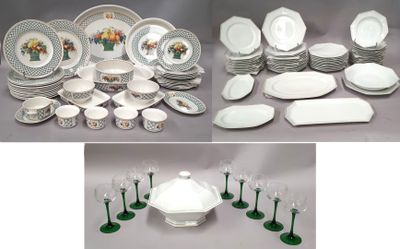 de nombreux types d'assiettes et de verres sur la table