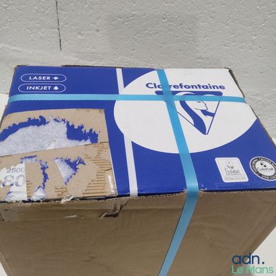 une boîte en carton entourée d'un ruban bleu