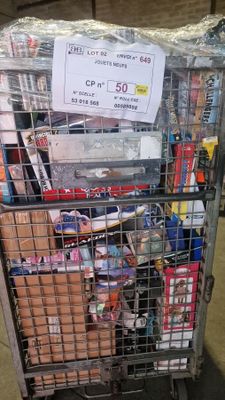 un caddie rempli de produits alimentaires et d'articles de première nécessité dans un magasin