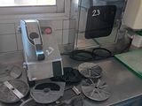 une photo d'une cuisine dont le plan de travail est encombré