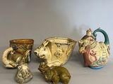 cinq vases différents posés les uns à côté des autres sur une table