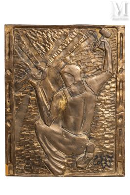 une image d'une plaque en bronze représentant une femme tenant un éventail