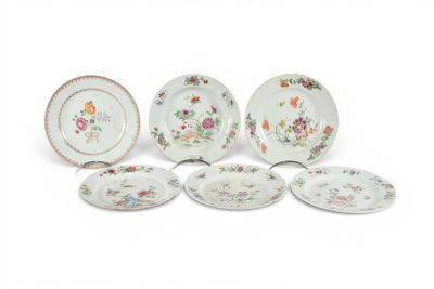six assiettes en porcelaine ornées de motifs floraux sur fond blanc