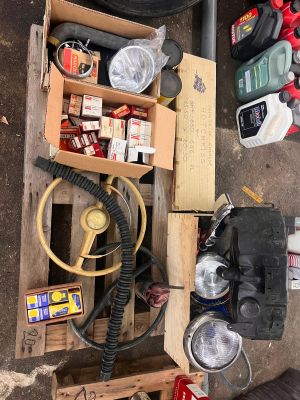 une pile d'objets assortis sur une palette