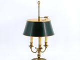 une image représentant une lampe avec un abat-jour vert sur fond blanc