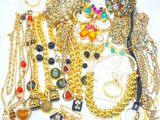 de nombreux types de bijoux sur la table