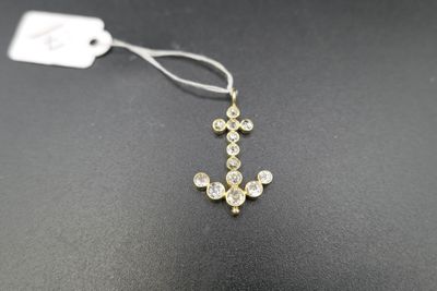 gros plan d'un collier sur une table avec une étiquette