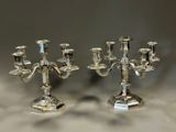 paire de candélabres plaqués argent avec des bougeoirs sur socle