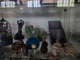 une vitrine en verre contenant de nombreux objets différents