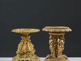 paire de bougeoirs anciens en laiton, avec des têtes de lion sur les socles
