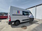 un homme qui se tient à côté d'une camionnette blanche