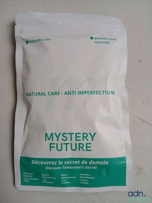 un sac blanc contenant de la nourriture, posé sur une table