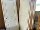 un tas de bois et une porte dans une pièce