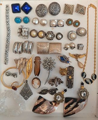 de nombreux types de bijoux exposés dans une vitrine