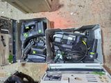 deux ordinateurs portables ouverts posés par terre