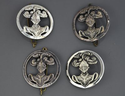 4 insignes de béret de l’Armée Blindée et Cavalerie : B.