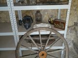 une roue posée sur une étagère dans une pièce