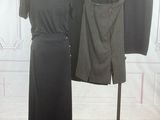 deux robes suspendues à un porte-vêtements dans une pièce