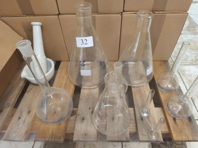 de nombreux vases en verre posés sur une palette, accompagnés d'une étiquette de prix