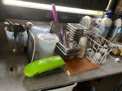un plan de travail de cuisine encombré et couvert d'objets