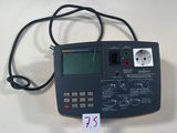 un gros plan d'une calculatrice posée sur une table, avec une étiquette de prix