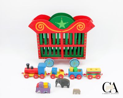 un petit train miniature contenant de nombreux jouets différents
