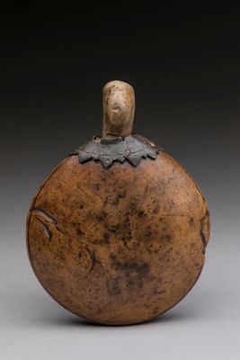 une image représentant un petit objet en bois surmonté d'un oiseau