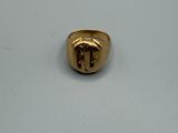 l'image d'une bague en or ornée d'une croix