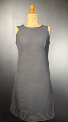 NATHALIE. Robe droite noire à sans manche, col bateau et fer…
