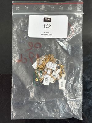 un sac contenant des bijoux en or et en argent posé sur une table