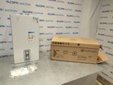 une boîte contenant du matériel électronique posée sur une table devant un mur
