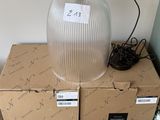 une lampe posée sur une boîte