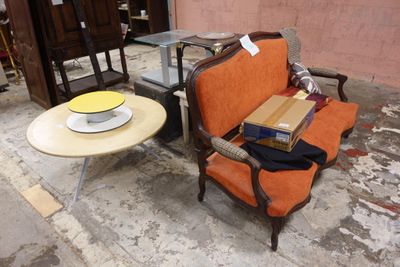 deux chaises et une table posées à même le sol dans une pièce