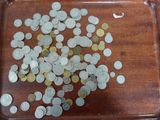beaucoup de pièces de monnaie posées sur une table en bois